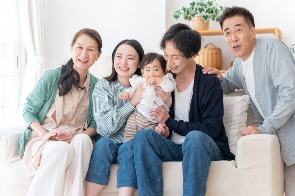 笑顔の三世代家族