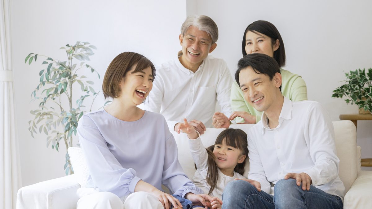 リビングのソファでくつろぐ三世代家族
