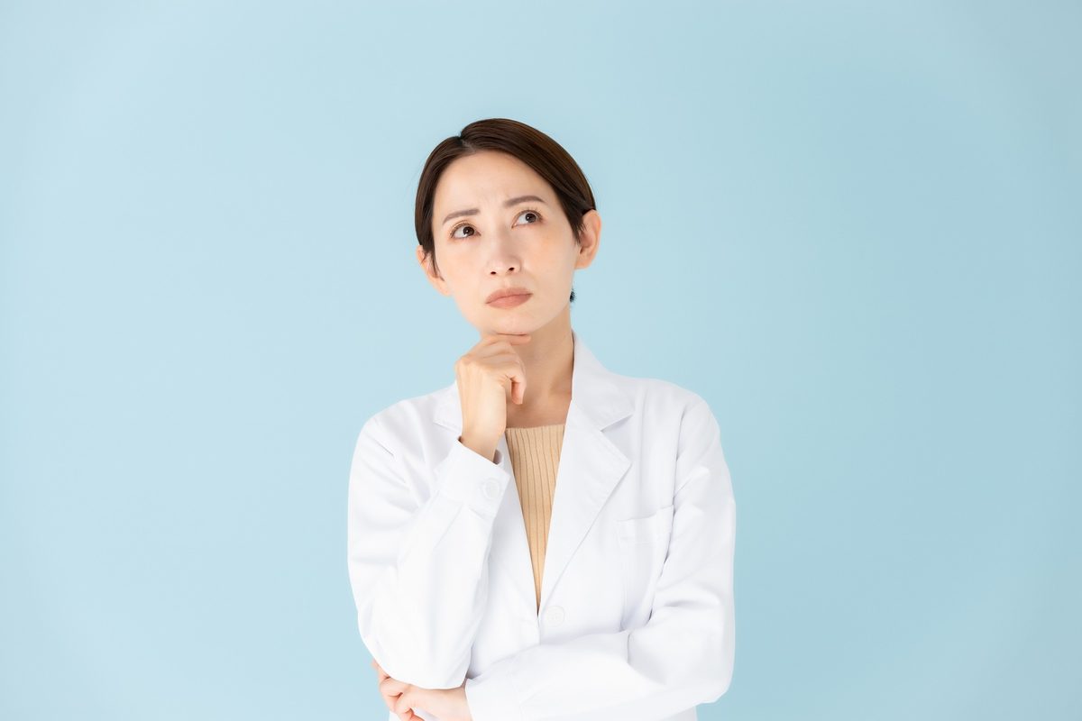 悩む人